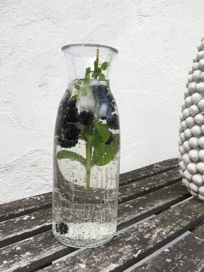 infused water mit Minze und Brombeeren aus dem Garten