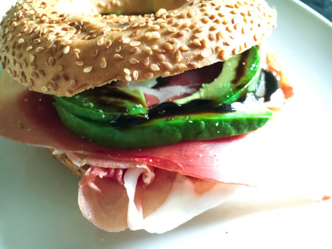 Sommer-Snack: Sesam-Bagel mit Seranoschinken, Avocado und Parmesan-Hobeln