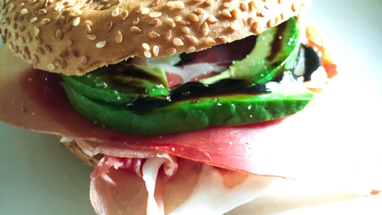 Sommer-Snack: Sesam-Bagel mit Seranoschinken, Avocado und Parmesan-Hobeln