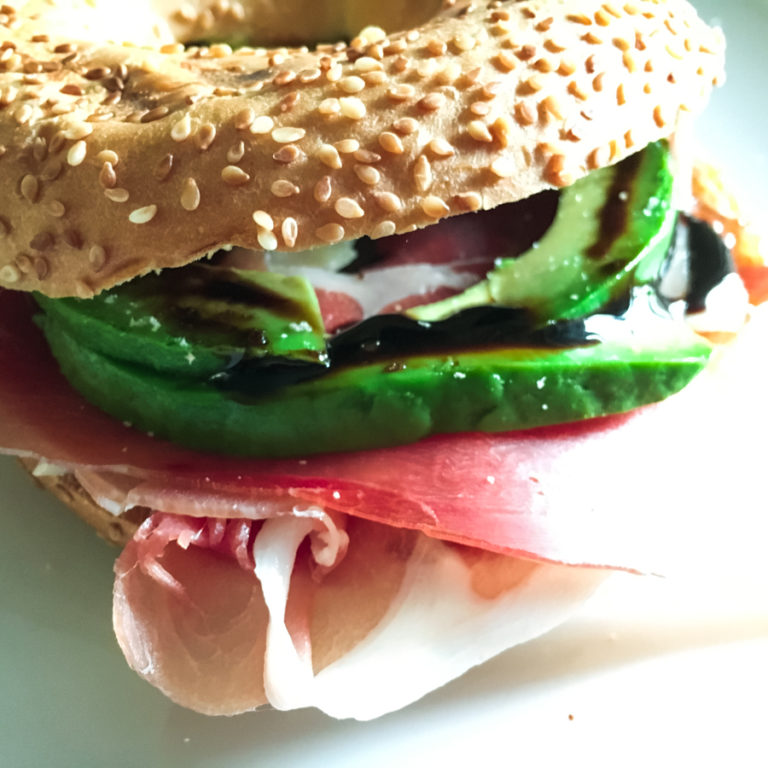 Sommer-Snack: Sesam-Bagel mit Seranoschinken, Avocado und Parmesan-Hobeln