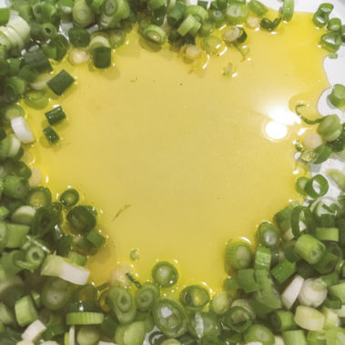 Frühlingszwiebeln anbraten