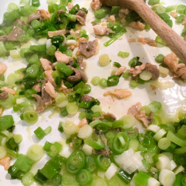 Frühlingszwiebeln anbraten