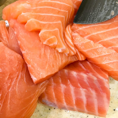 Lachsstücke schneiden