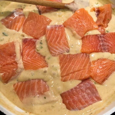 Lacksstücke in die Sauce geben