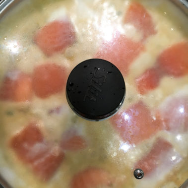 Lacksstücke in die Sauce geben