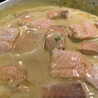 Lacksstücke in die Sauce geben