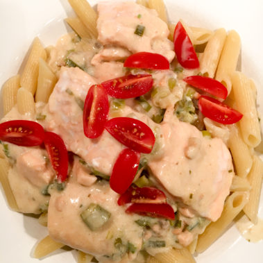 Penne mit Lachs im Sahnesauce und frischen Tomaten
