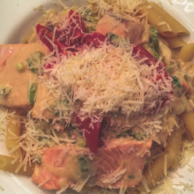 Penne mit Lachs im Sahnesauce und frischen Tomaten mit Parmesan