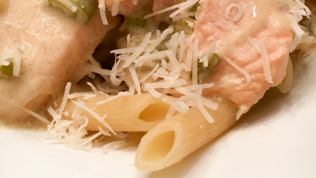 Penne mit Lachs im Sahnesauce und frischen Tomaten mit Parmesan