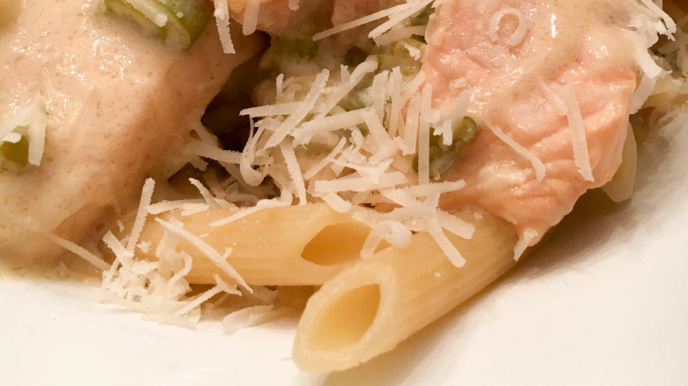 Penne mit Lachs im Sahnesauce und frischen Tomaten mit Parmesan