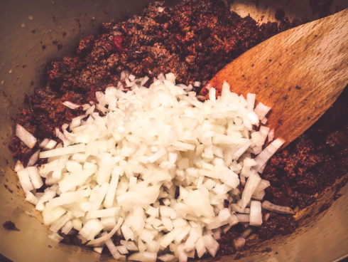 Sauce Bolognese: Hackfleisch und Zwiebeln anbraten