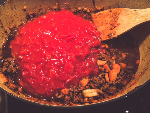 Sauce Bolognese im Bräter: Tomaten dazu