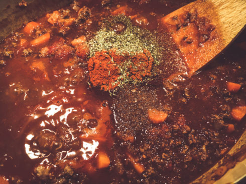 Sauce Bolognese im Bräter: Gewürze dazu