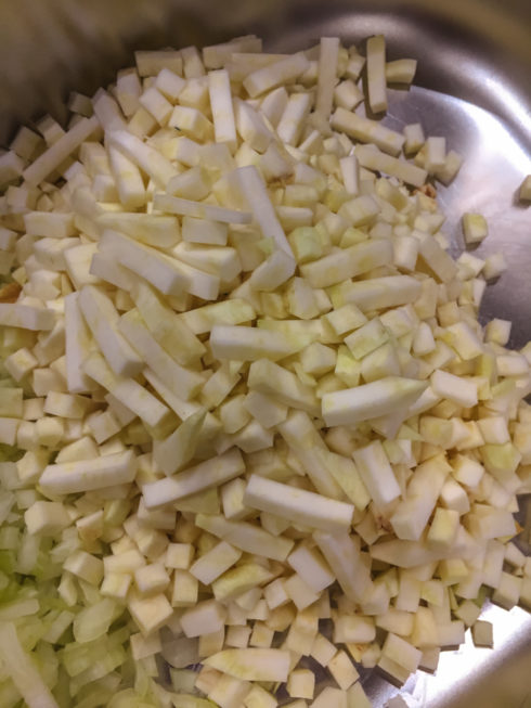 Sellerie fein gewürfelt mit dem Nicer Dicer