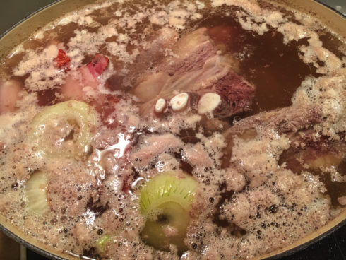 Fleischbrühe angesetzt