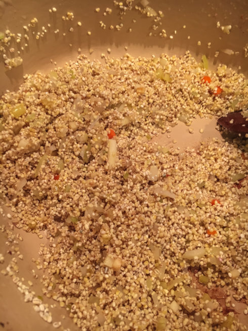 Zwiebeln und Graupen dünsten