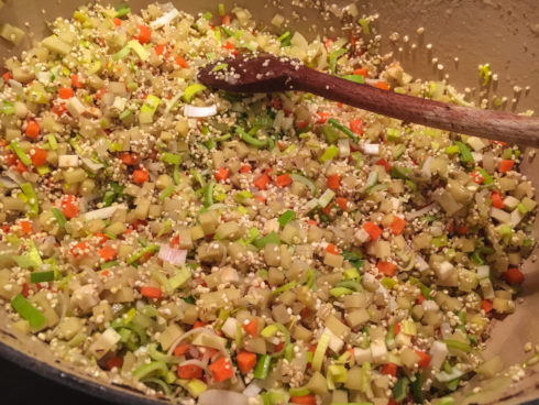 Zwiebeln und Graupen mit Gemüse dünsten