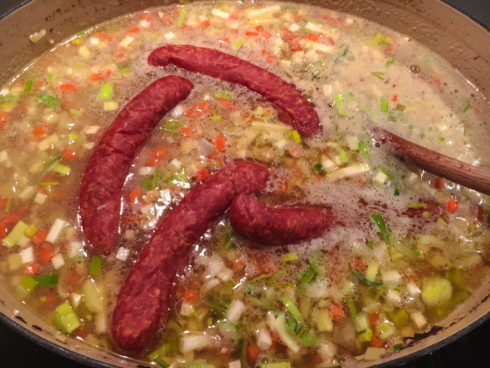 Mettenden in die Suppe geben