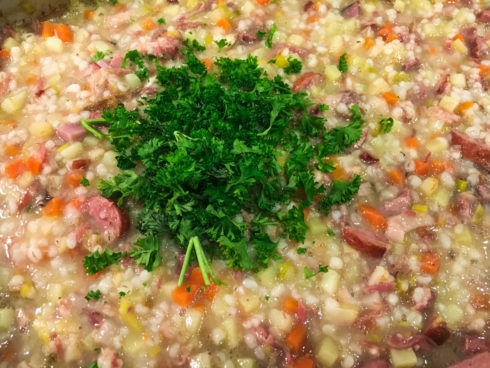 Graupensuppe mit Petersilie