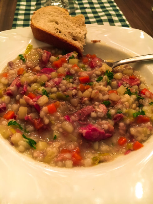 Ein Teller Graupensuppe