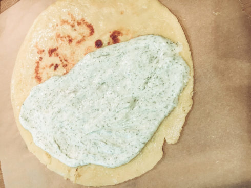 Crêpes mit Kräuter-Creme bestreichen