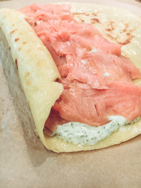 Crêpes mit Füllung einrollen