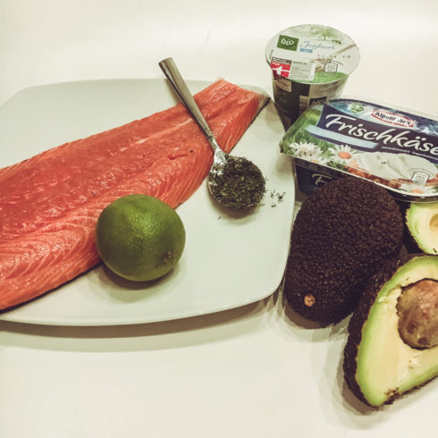 Lachstartar mit Avocado und Kräuterdip