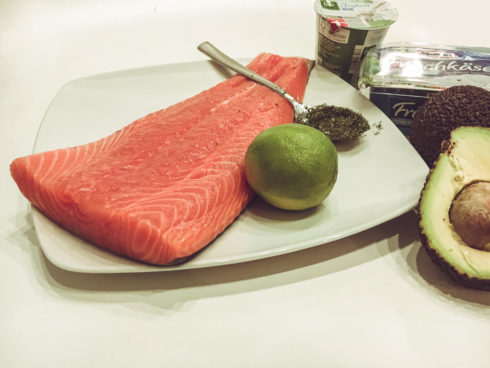 Lachstartar mit Avocado und Kräuterdip