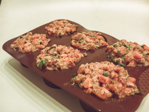 Lachstartar mit Avocado und Kräuterdip in der Silikonform zum Einfrieren