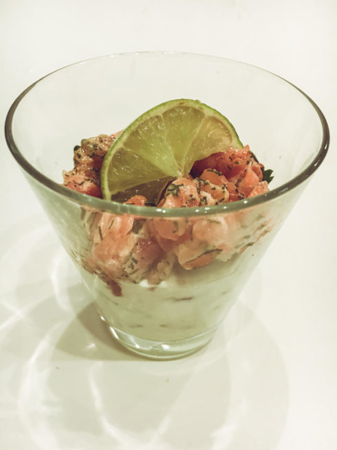 Lachstartar mit Avocado und Kräuterdip zum Probieren