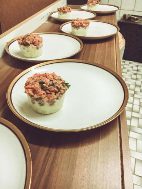 Lachstartar mit Avocado und Kräuterdip anrichten