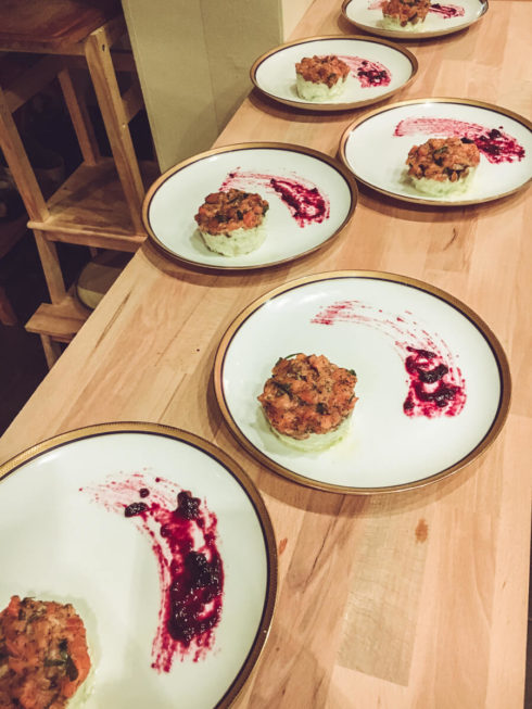 Lachstartar mit Avocado und Kräuterdip anrichten