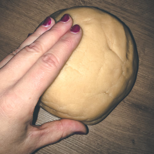 Weihnachtsplätzchen backen: Teig zu einer Kugel formen