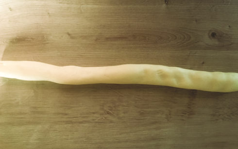 Weihnachtsplätzchen backen: Teig zu einer Wurst rollen