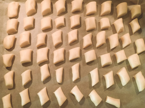 Weihnachtsplätzchen backen: in Stücke teilen und auf dem Backblech verteilen