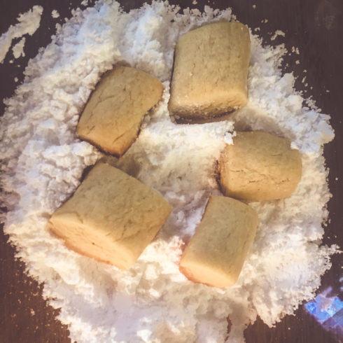 gebackene Traumstücke in Puderzucker wälzen