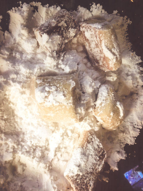 gebackene Traumstücke in Puderzucker wälzen