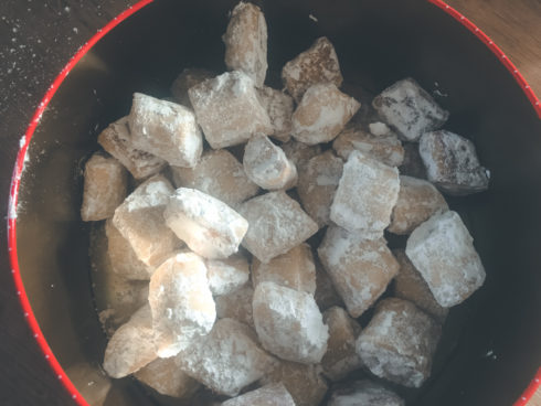 Keksdose voller gebackene Traumstücke