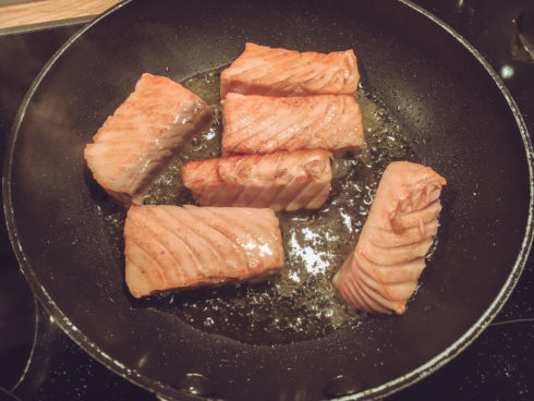 Lachs-Sticks anbraten