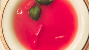 klare Tomatensuppe (Tomatenessenz) mit Basilikum