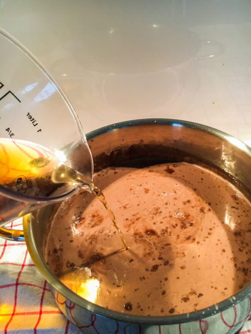 selbstgemachter Baileys: Whisky dazugeben