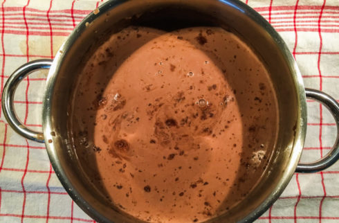 selbstgemachter Baileys: Whisky dazugeben