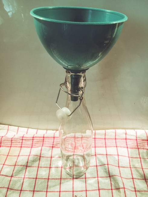 selbstgemachter Baileys: in Flaschen füllen