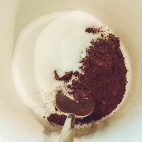 selbstgemachter Baileys: Zucker, Kakao und Kaffee