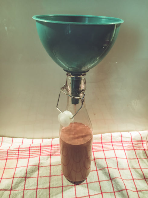 selbstgemachter Baileys: in Flaschen füllen