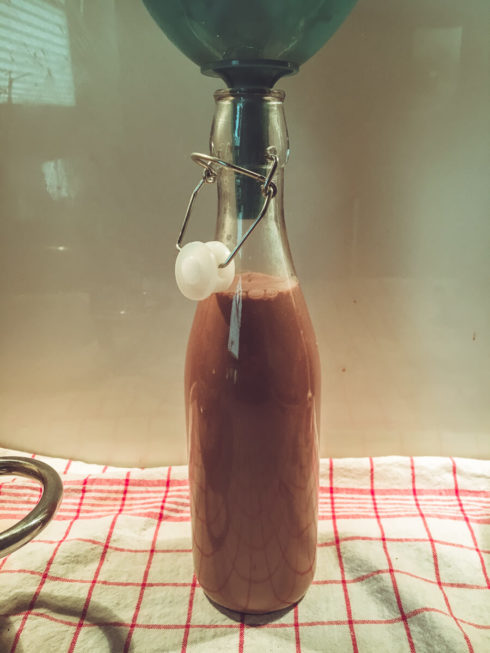 selbstgemachter Baileys: in Flaschen füllen