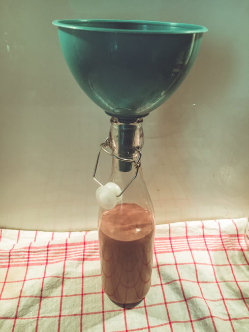selbstgemachter Baileys: in Flaschen füllen