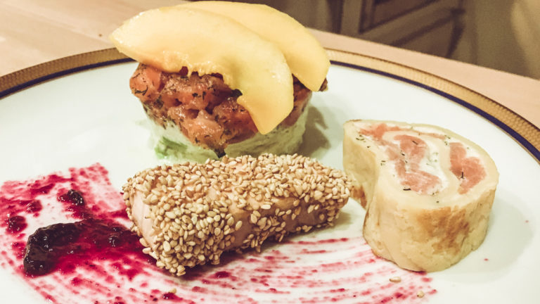 Lachstatar mit Avocado und Mango