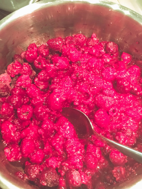 Himbeeren im Topf erhitzen