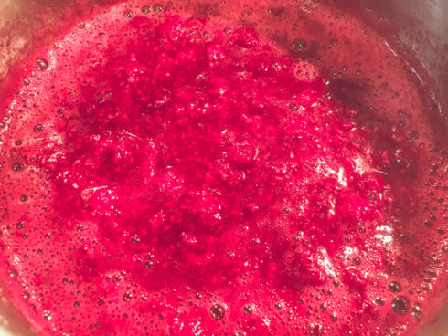 Himbeeren im Topf erhitzen